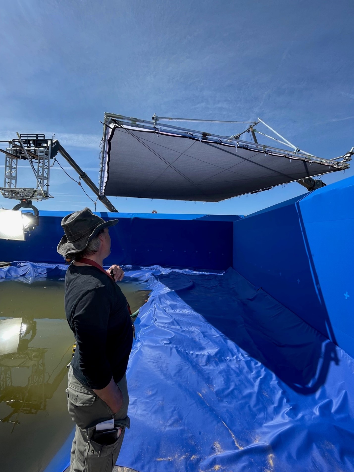 TRP Worldwide 08' x 08' Underwater Blue Screen 3 TRP Worldwide 08' x 08' Underwater Blue Screen 3