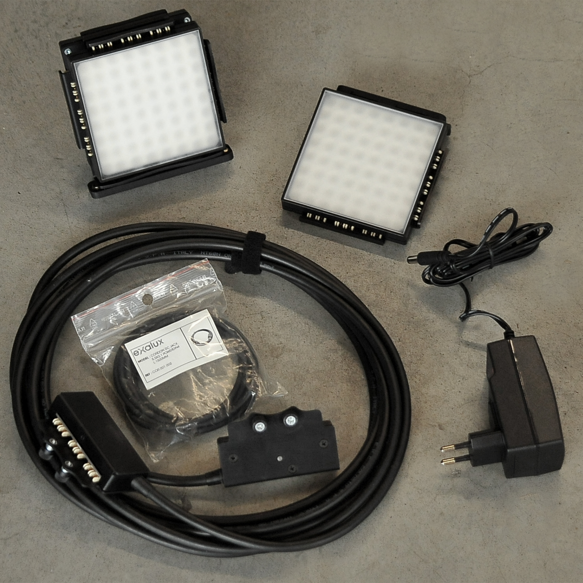 BRIKS "TWIN" KIT FOR WEB TV/INTERVIEW
2 BRIKS + 1 controller + a 5m splitter cable + 2 1/4" UNC adapters + 24W power supply kit. Battery not included.